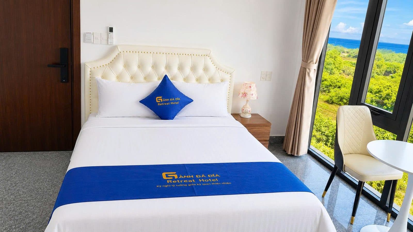 Phòng Đôi Hướng Biển — Giường đôi và cửa kính nhìn ra thiên nhiên