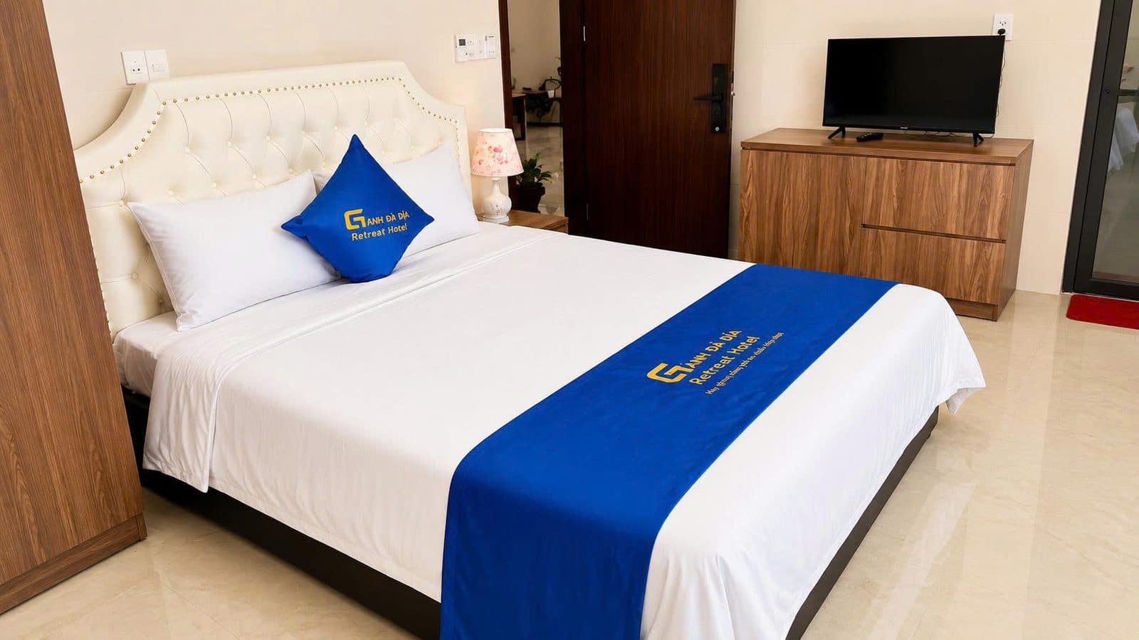 Phòng Đôi Hướng Hồ Bơi — Giường đôi và TV