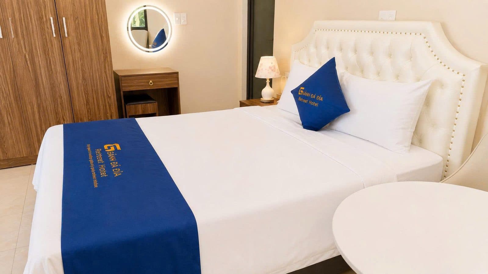 Phòng Đôi Hướng Sân Vườn — Góc nghỉ bên đầu giường