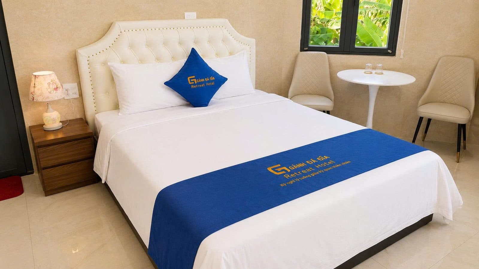 Phòng Đôi Hướng Sân Vườn — Giường đôi cạnh cửa sổ