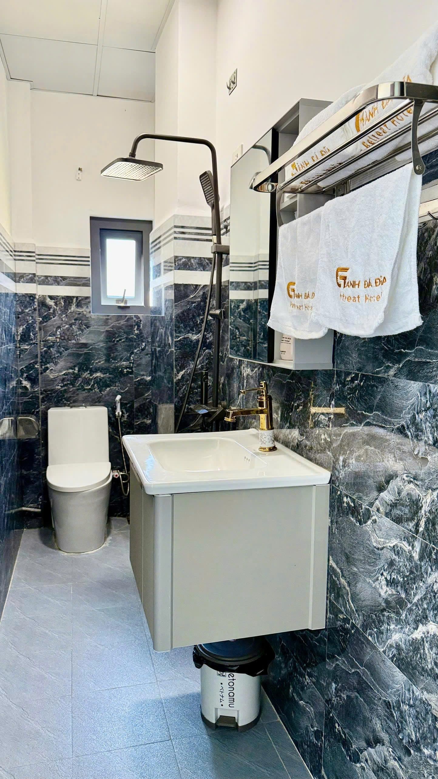 Phòng Gia Đình Hướng Biển — Phòng tắm ốp đá